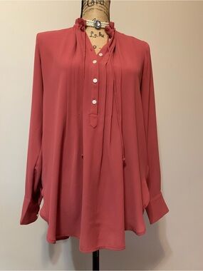 LOFT ladies coral 100% poly Pintucked tie neck flowy blouse size XS (VVGUC)